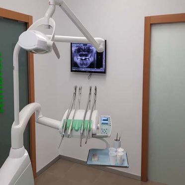 Clínica Dental Dr. Antonio Osuna García herramientas de odontología