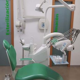 Clínica Dental Dr. Antonio Osuna García consultorio con herramientas de trabajo