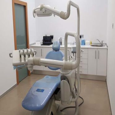 Clínica Dental Dr. Antonio Osuna García silla de odontología 